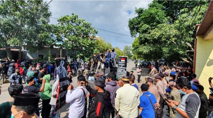 Demonstran Tuding Dana Desa Digunakan untuk Kepentingan Politik Bupati Pinrang Dana Desa
