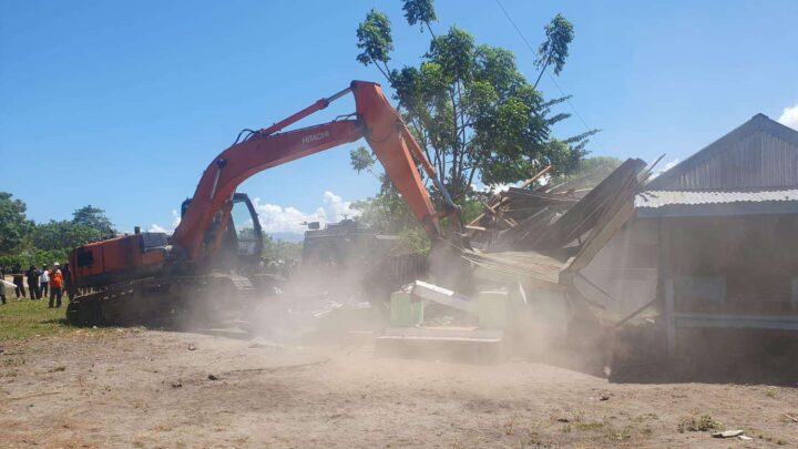 Ricuh! Eksekusi Lahan di Pinrang, Puskesmas Pembantu Ikut Dirobohkan Eksekusi lahan