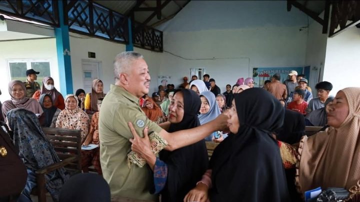Pemkab Serahkan Bantuan Tunai Rp216 Juta untuk Warga Terdampak Bencana Puting Beliung di Pinrang Pinrang